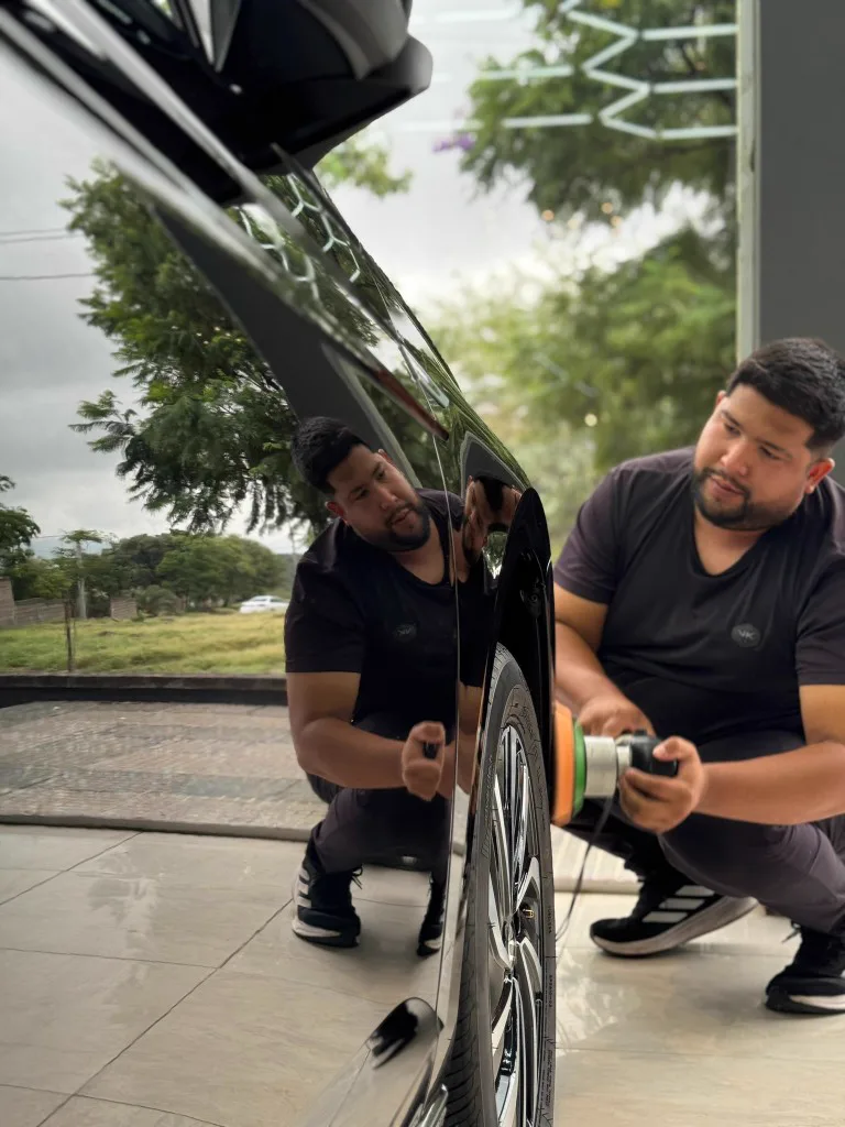 Equipo de Auto Club Detailing trabajando terminación brillo espejo