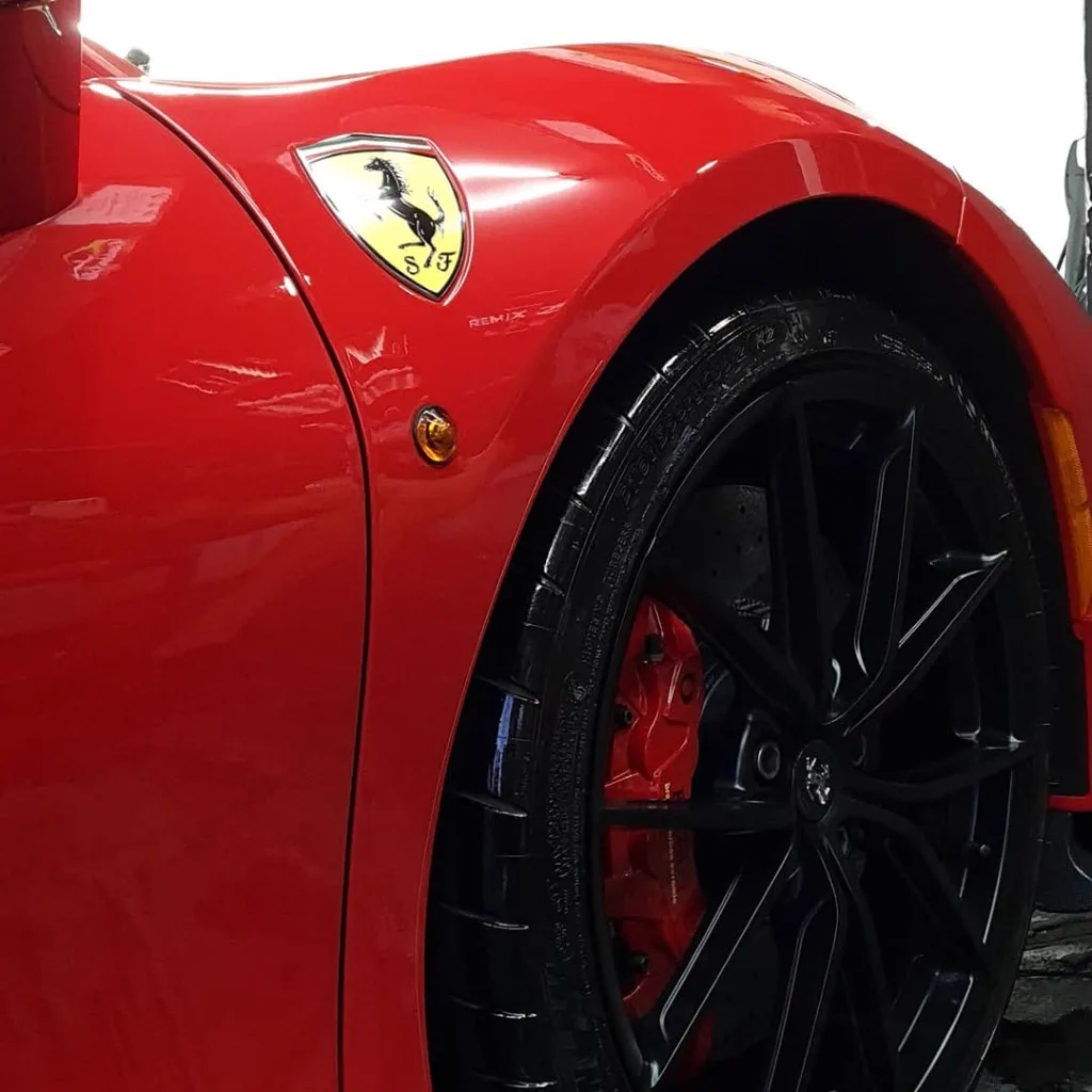 Detalle de rueda y guardabarros de Ferrari 488 de pista en Auto Club Detailing