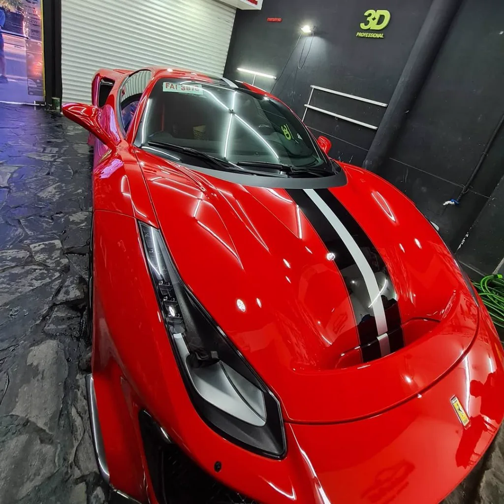 Ferrari 488 de pista visto de frente en el taller de Auto Club Detailing