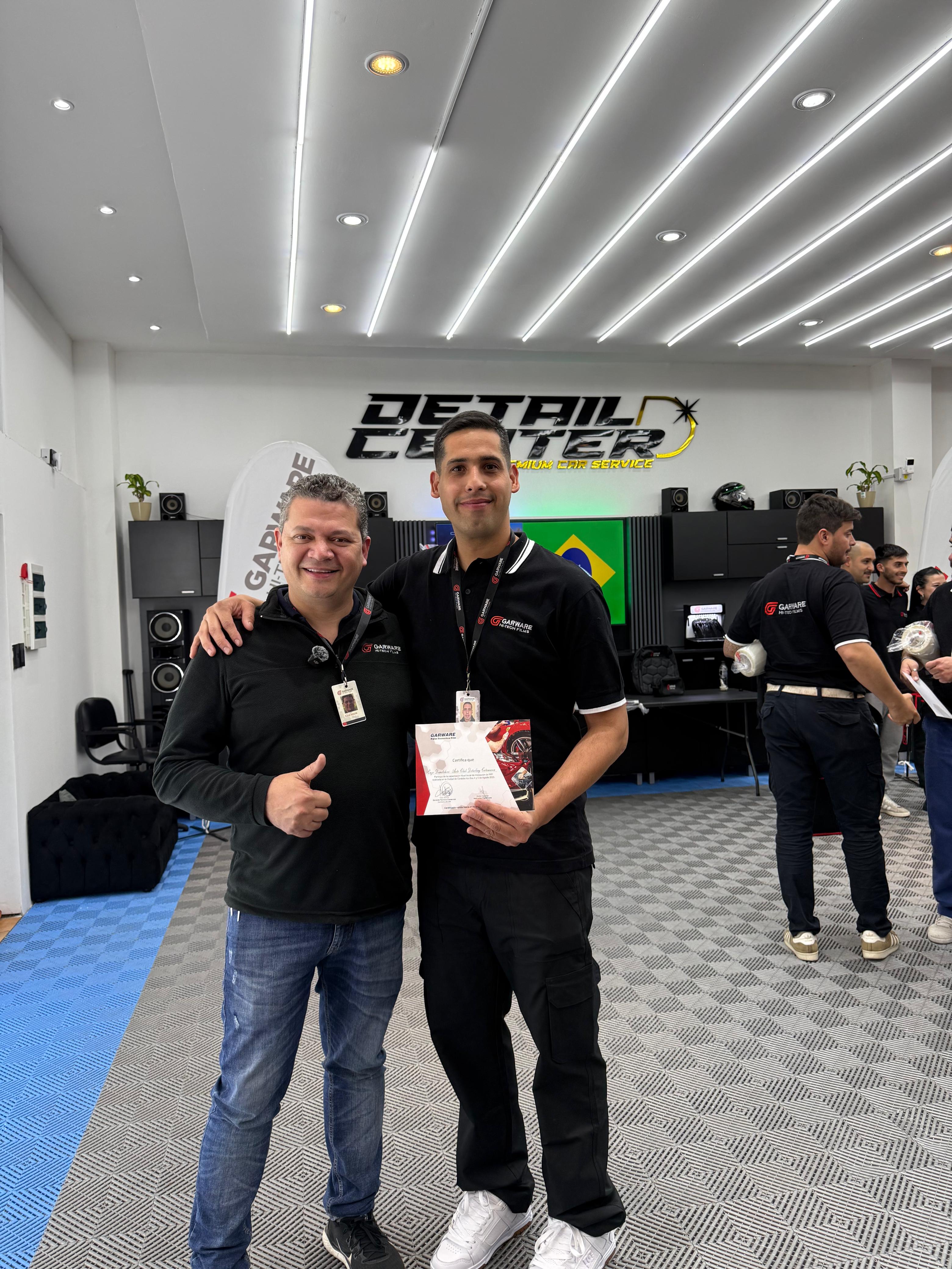 Enzo Demelchori recibiendo certificación en capacitación GARWARE HI-TECH FILMS