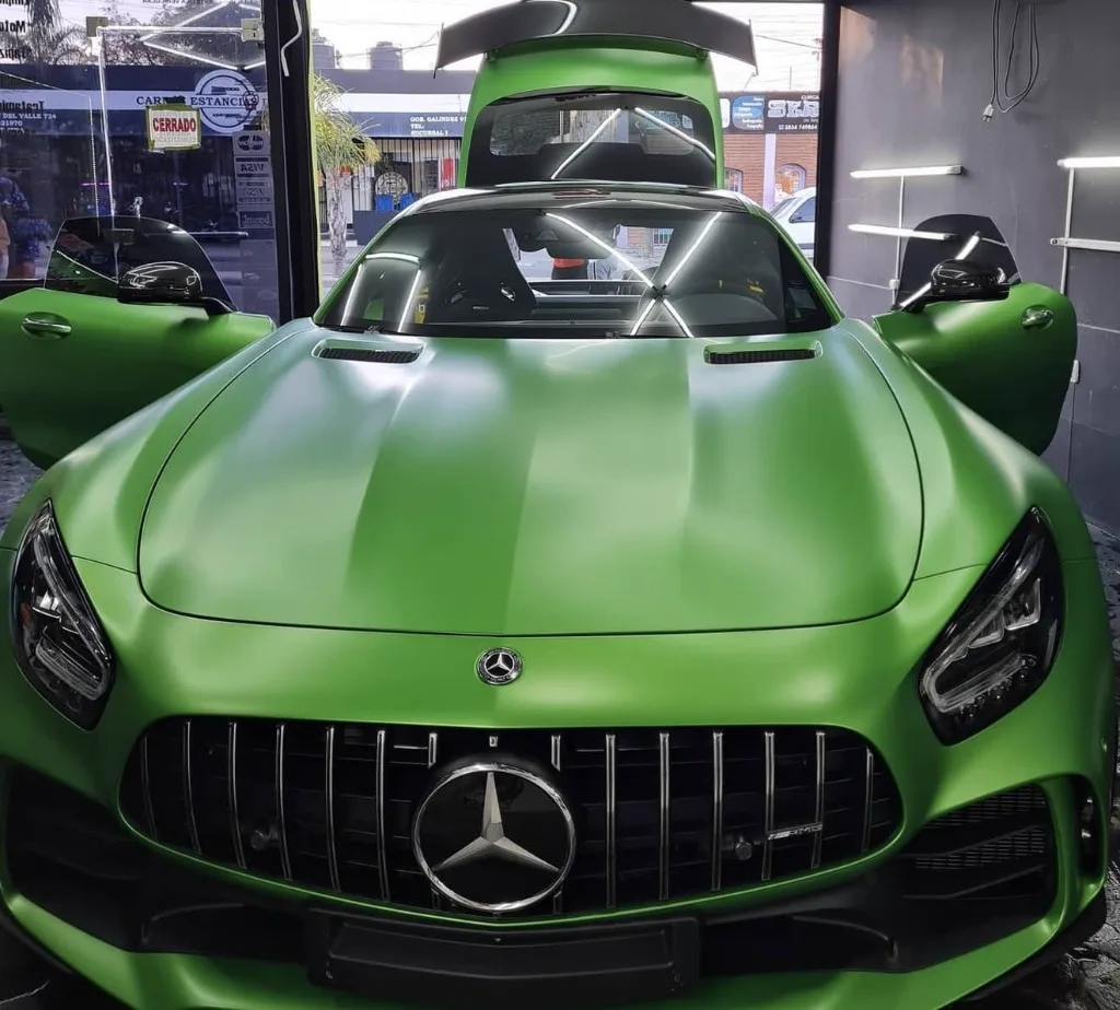 Mercedes AMG GT en Auto Club Detailing con puertas abiertas